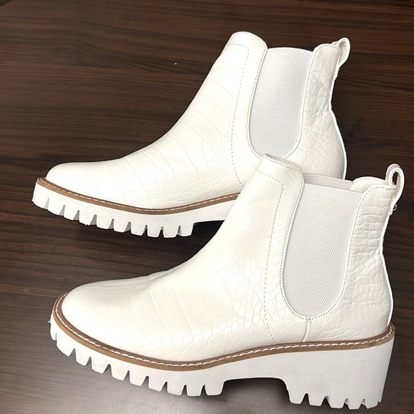 Altar'd State Shoes - White Chelsea Boots Altar’d State Size 7M NWOT | Snake Skin Texture & Brown Trim